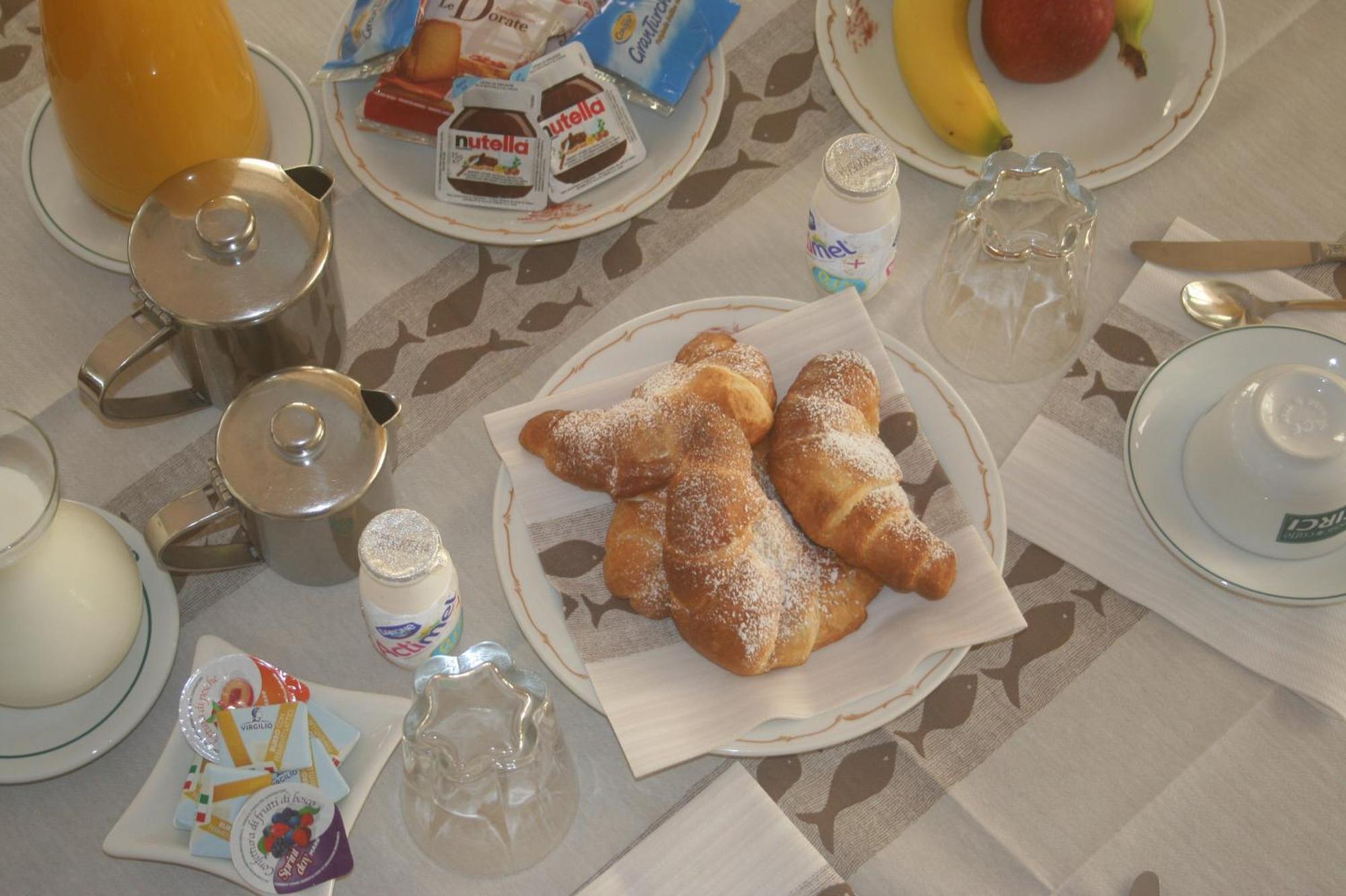 Hotel Anna テッラチーナ エクステリア 写真