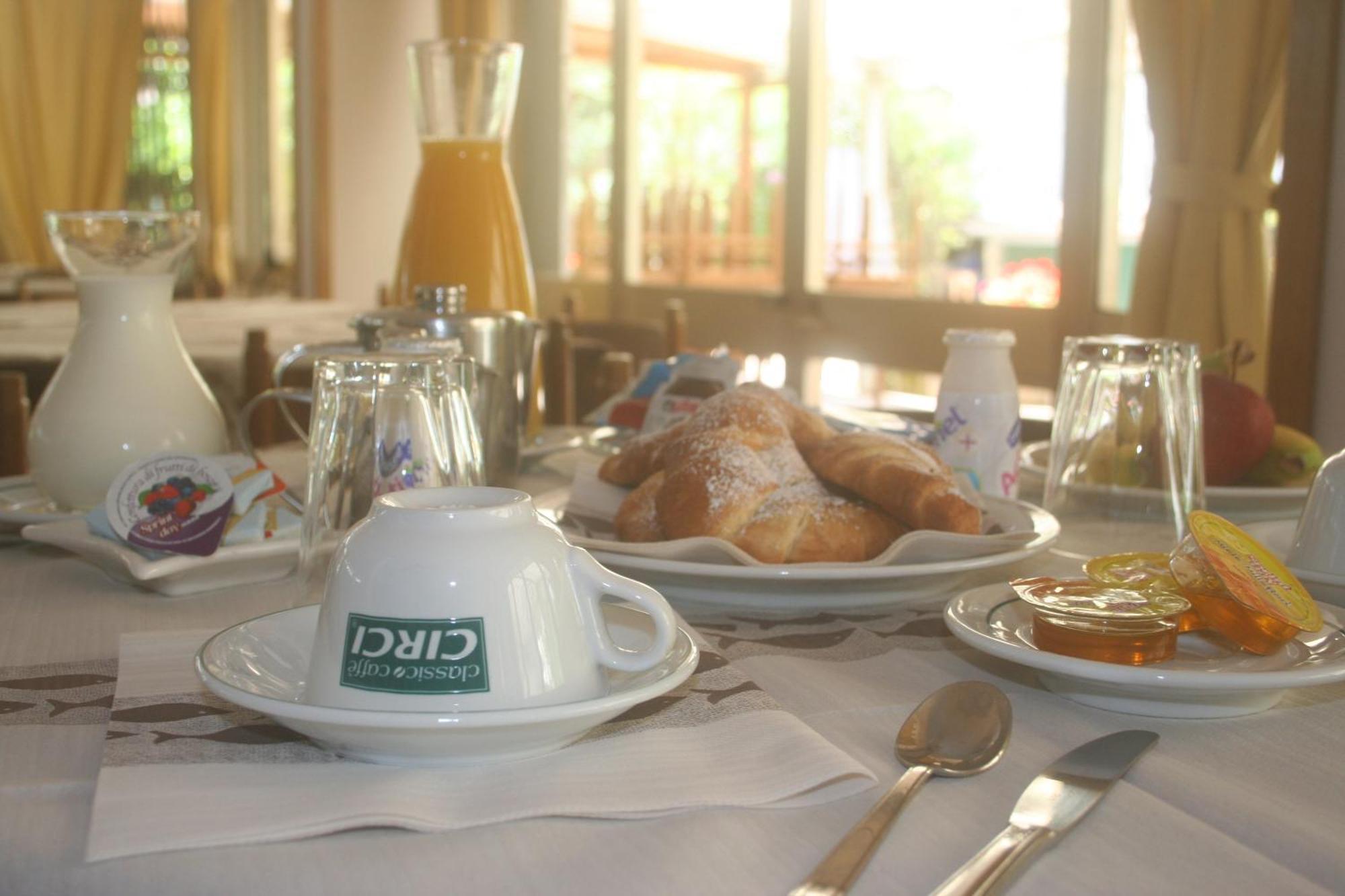 Hotel Anna テッラチーナ エクステリア 写真