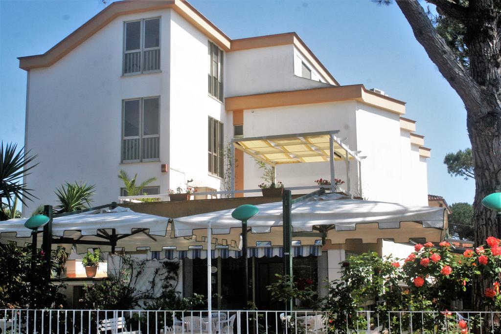 Hotel Anna テッラチーナ エクステリア 写真