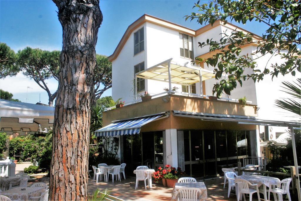 Hotel Anna テッラチーナ エクステリア 写真