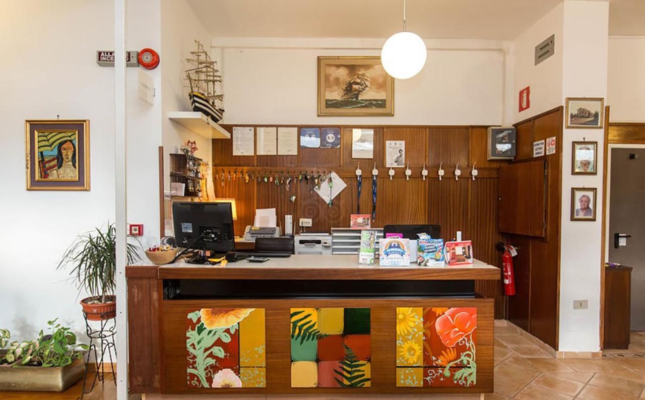 Hotel Anna テッラチーナ エクステリア 写真