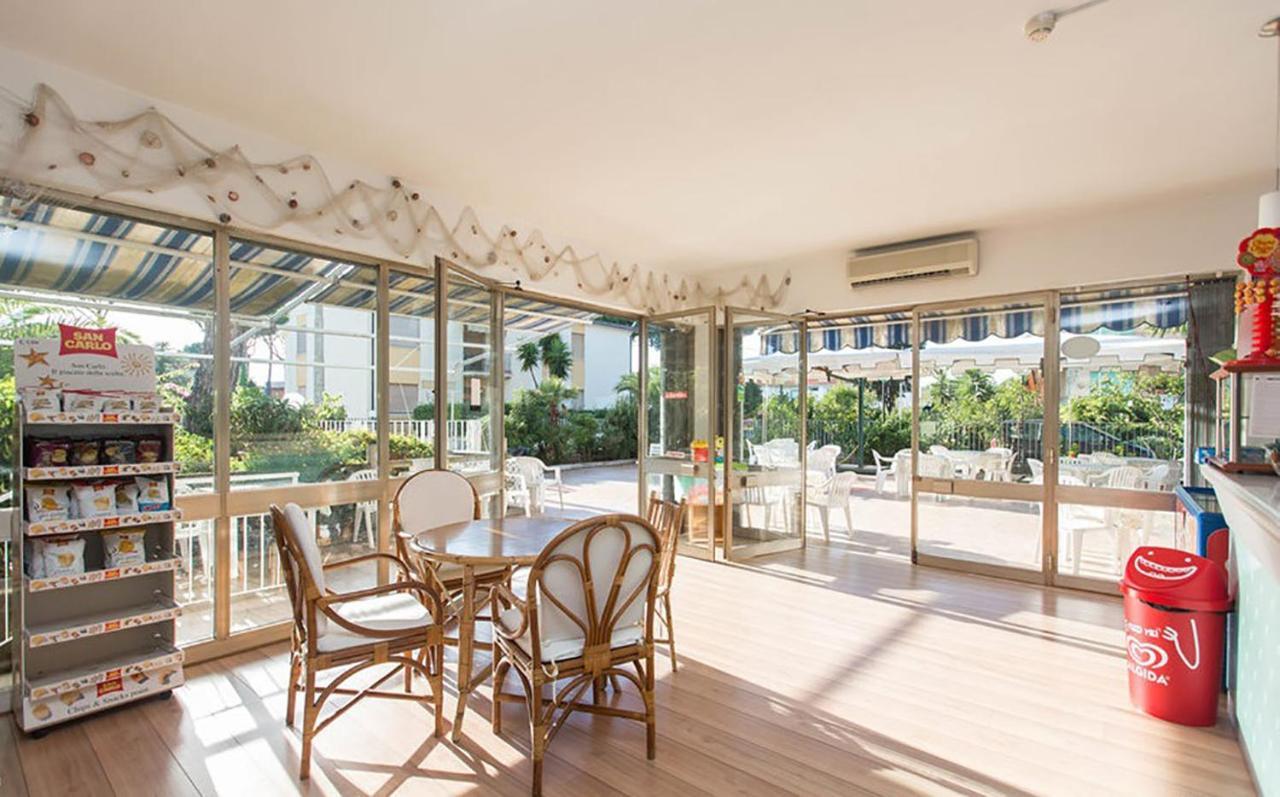 Hotel Anna テッラチーナ エクステリア 写真